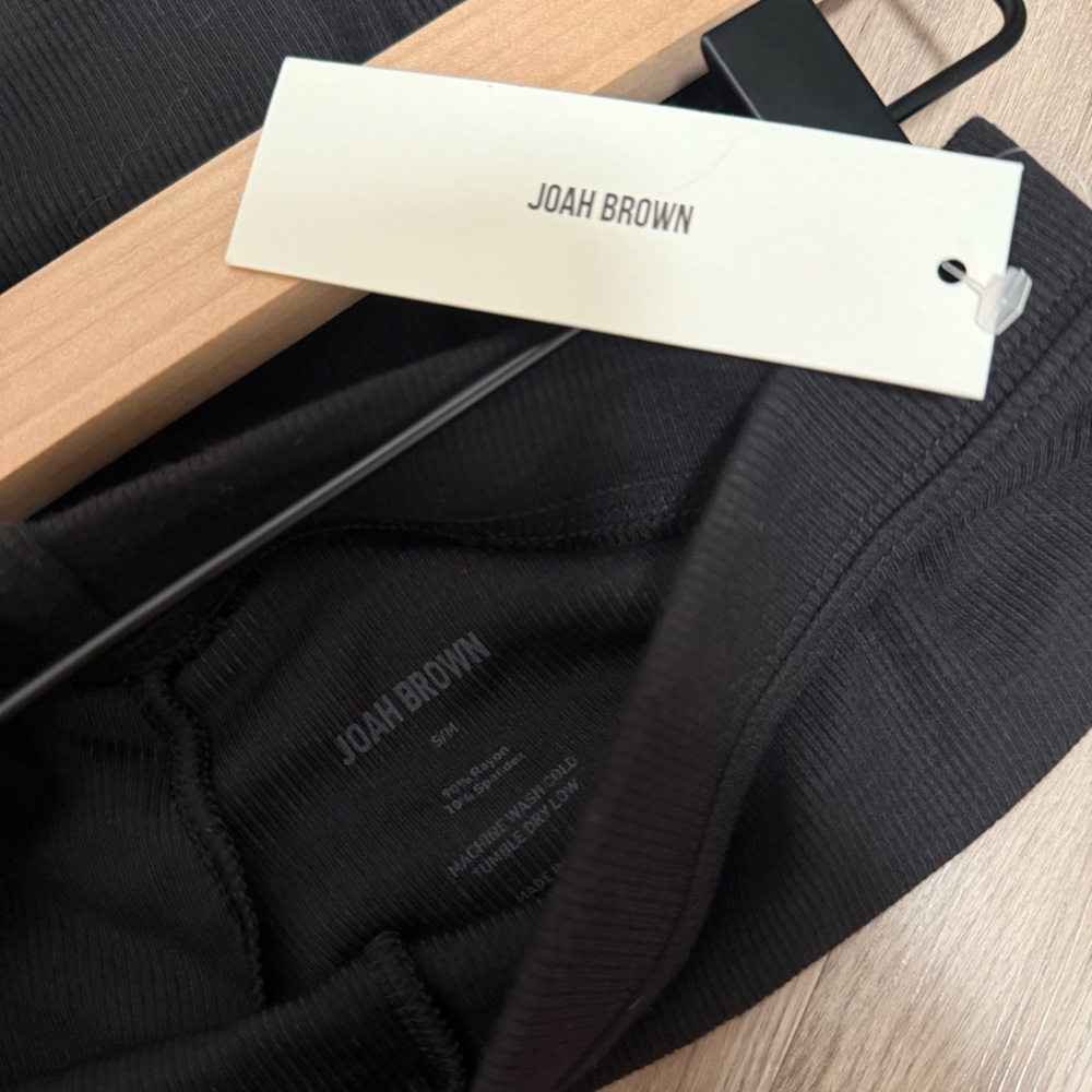 Joah Brown Mid-Length Short in Black Flexrib - Picture 4 of 4